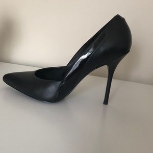 Steve Madden leather and patent leather pump